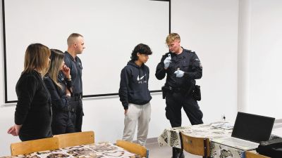Edukacja i bezpieczeństwo: Spotkanie młodzieży z policjantami w Zespole Szkół nr 1 w Nowogardzie.